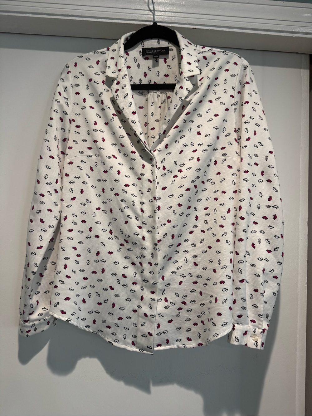 Jones New York collection blouse lips print
